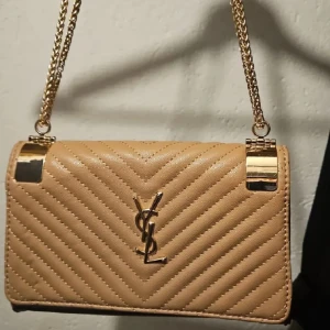 Väska med guld detaljer - Väska