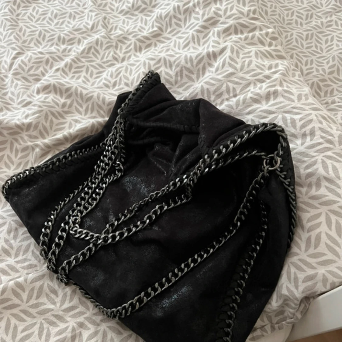 Svart axelväska med kedjedetaljer - 3