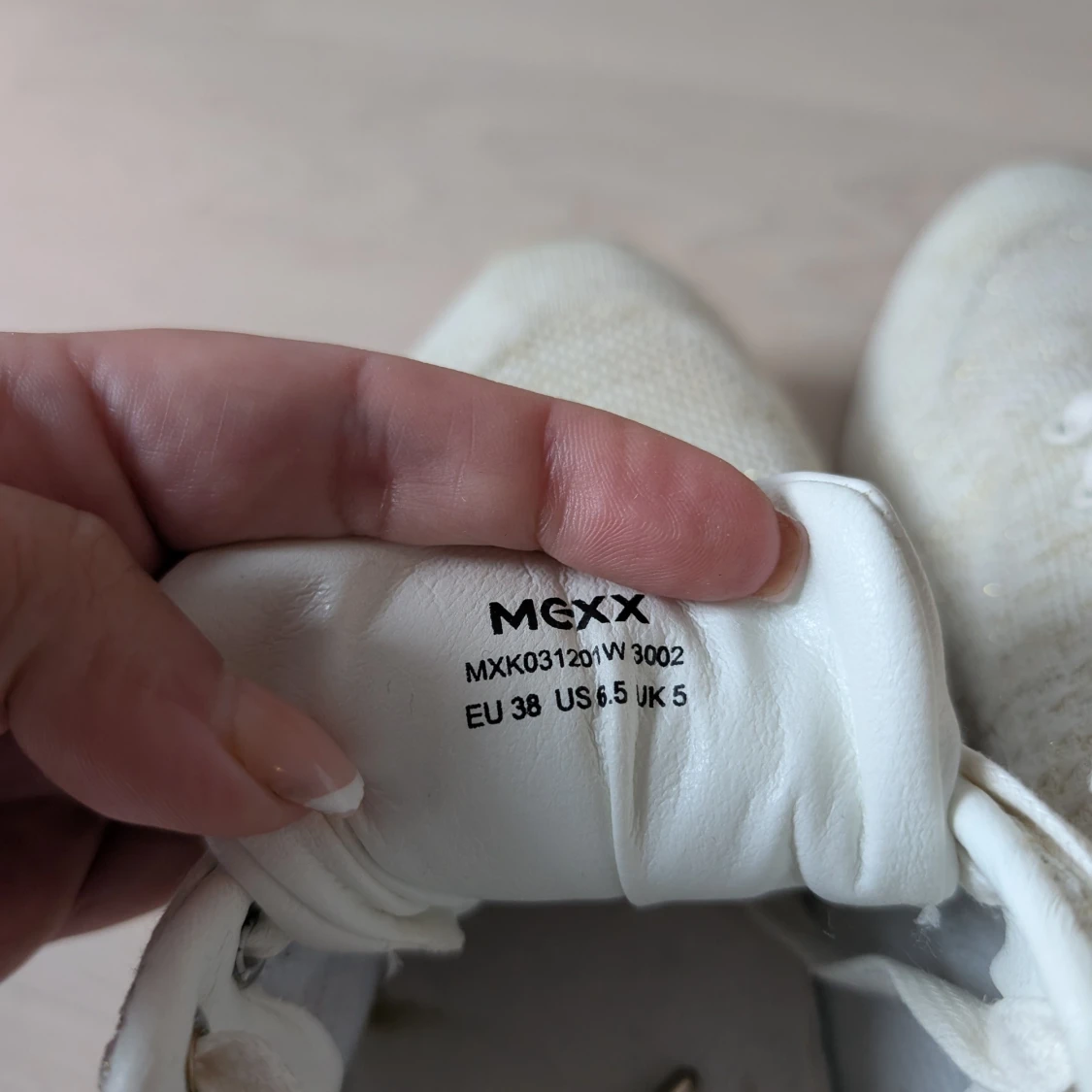 Vita sneakers från Mexx med gulddetaljer - 3