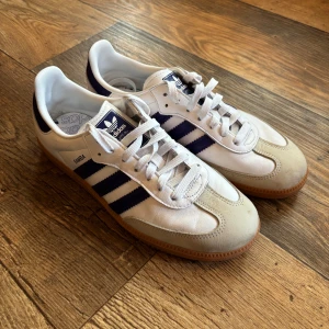 adidas Originals Samba OG - Nästan helt nya, använda ca 5 gånger. Fick i present för 6 månader sedan men eftersom de är för små så har jag aldrig använt dem. Skicket är som nytt och storleken är 43,5 men de är något små i storleken.