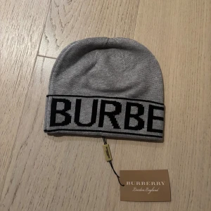 Grå Burberry mössa - Helt ny. Perfekt till vintern 
