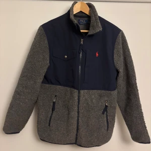 Ralph Lauren Fleecejacka - Supersnygg oanvänd Ralph Lauren fleecejacka i perfekt skick. Storlek S. Skriv vid frågor