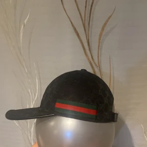 Gucci keps - Gucci keps canvas svart med svart lapp (black label) 100% äkta, chipp medföljer också såklart!