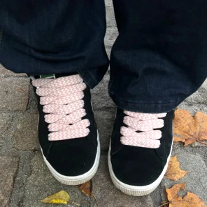 STOCKHOLM - • STOCKHOLM •  1,5x120 cm. ✨Ge dina skor ett nytt utseende med våra trendiga och prisvärda skosnören – en enkel detalj som gör skillnad!!🙌🏻