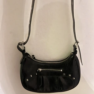 Svart väska - Jättefin svart väska som man kan justera längden på bandet på💕🙌🏻