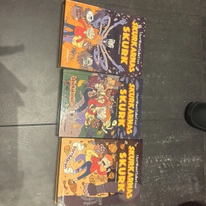 Skurkarnas Skurk - Följ Stephanie som hamnar på Skurkskolan istället för superhjälteskolan! Fylld med galna upptåg, mystiska skurkar och spännande äventyr. Perfekt för dig som gillar humor, action och serier med färgstarka karaktärer och oväntade vändningar. 160 för alla eller 60 för en!😊