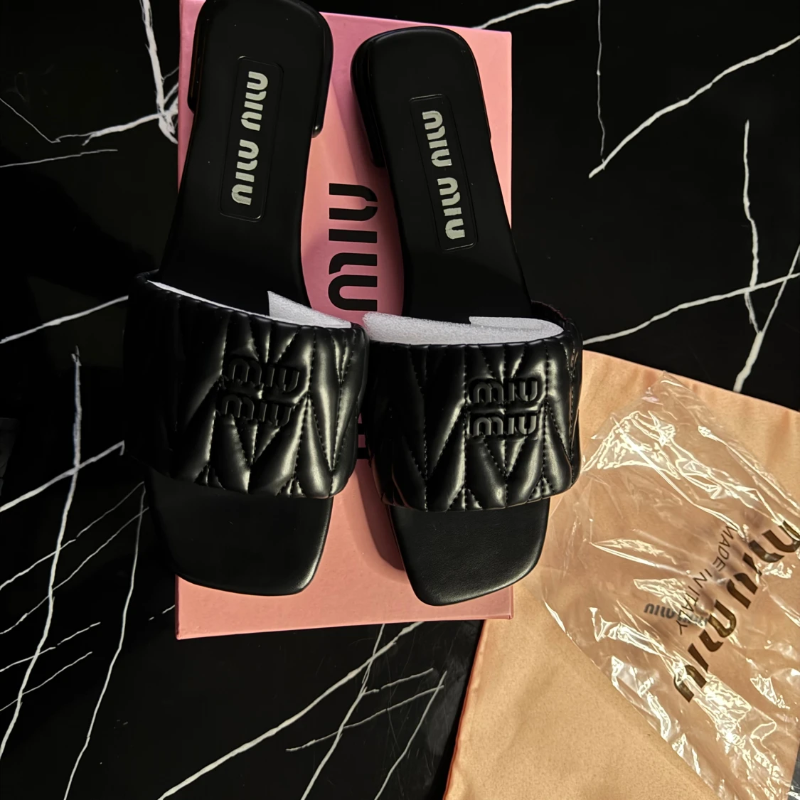 Svarta quiltade sandaler från Miu Miu - 1