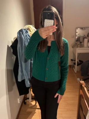 Grön stickad kofta från Lindex - Grön stickad kofta från Lindex. Har använt den en gång, säljer den då den inte kommer till användning. Nypris: 449 kr. Pris kan diskutera!