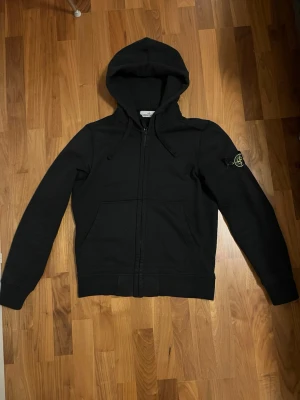 Stone Island zip hoodie  - Svart Stone Island zip hoodie. Storlek S