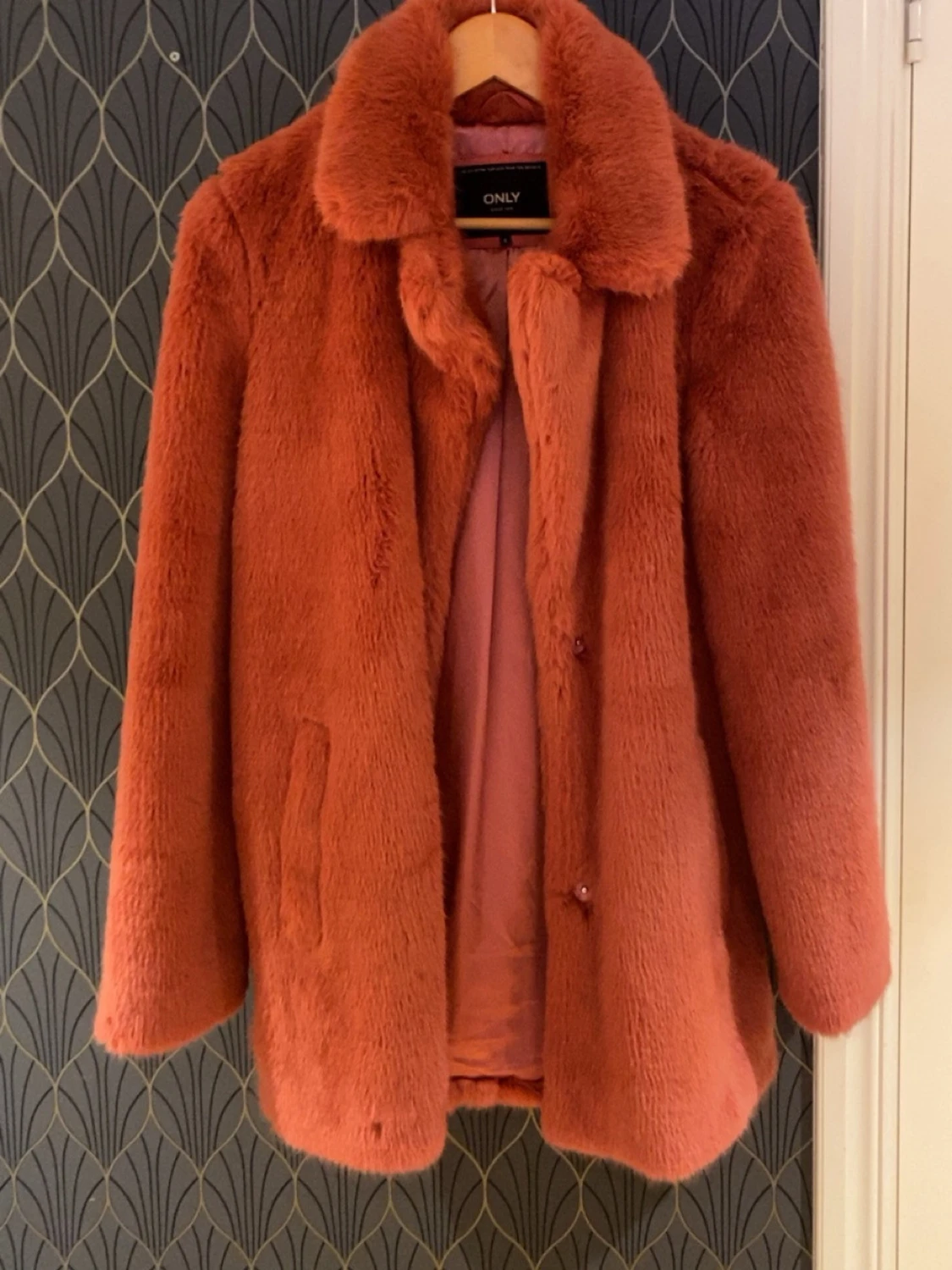 Rostfärgad pälsjacka från ONLY