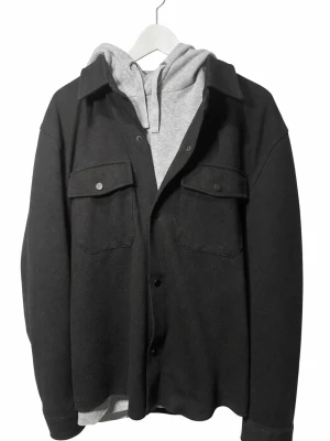 overshirt från Zara - Sjukt skön & snygg overshirt ifrån Zara storlek L men passar även M, perfekt att ha över en hoddie (bild 1) eller bara som den är! Pm för mer bilder/frågor 💫 