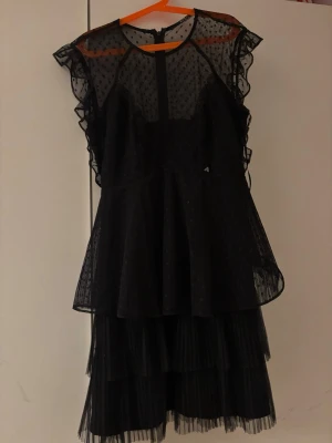 Svart klänning  - Miniklänning från guess