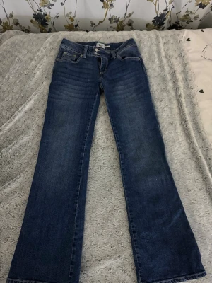 Blå bootcut jeans från 157 - Säljer helt nya bootcut jeans från lager med detaljer på baksidan. Har aldrig använt dom.