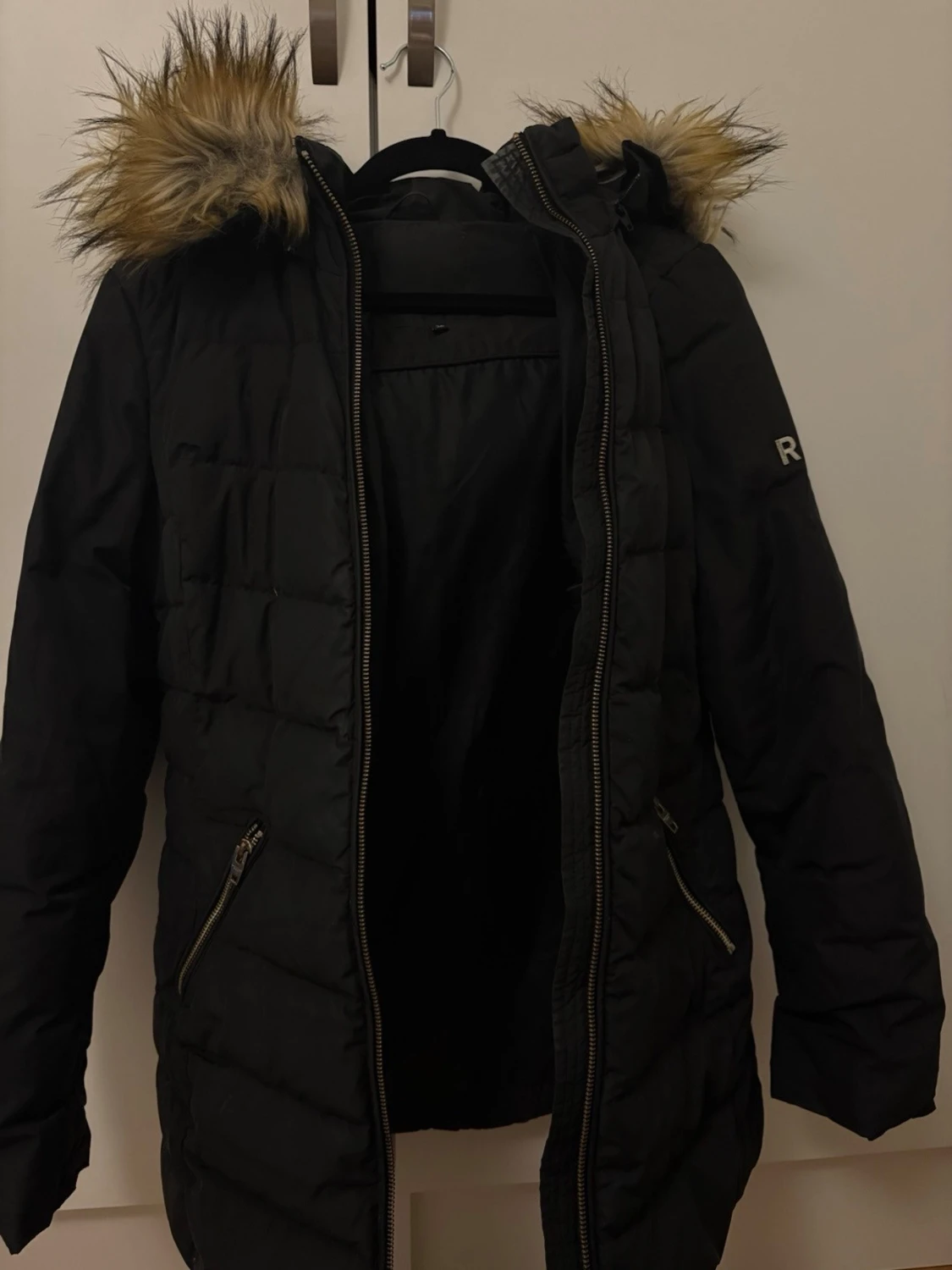 Svart dunjacka med fuskpäls från Rockandblue - 4