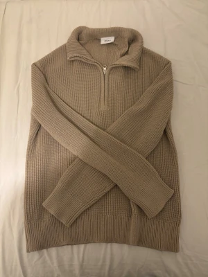 Helt ny beige grunt stickad tröja - En helt ny aldrig använd grunt stickad tröja med halfsip i storlek L barn eller S vuxen eftersom den är lite större i storleken bara skriva vid funderingar