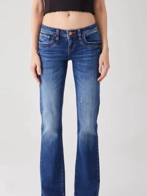 Blå bootcut jeans LTB - Säljer ett par blå lågmidjade bootcut jeans från LTB med snygg tvätt och slitningar. Modellen är Valerie. Storlek 28x34! På baksidan av jeansen har loggan lossnat(som man kan se på sista bilden) men det är inget man märker av!