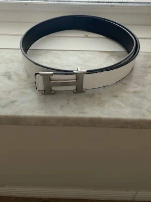 Herme bälte - Snyggt vitt bälte 