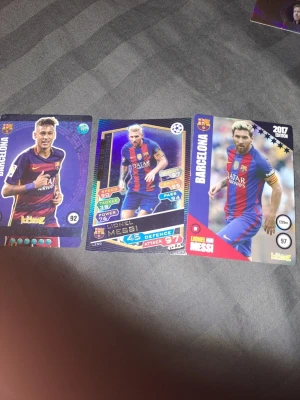 Samling fotbollskort Barcelona & fler - Säljer en samling fotbollskort från Topps med spelare som Messi, Suárez och Griezmann. Korten har färgglada och holografiska detaljer, flera med Barcelona-tema. Perfekt för dig som gillar fotboll och vill utöka din samling med snygga samlarkort.