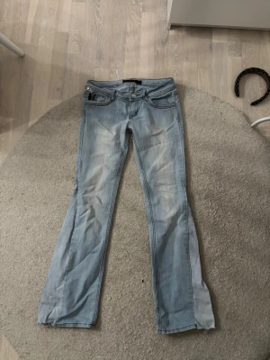 Skit snygga jeans - Säljer ett par super snygga jeans, märken står på sista bilden, det är ett hål som behöver sys lite bättre skulle jag tro. 🫰🏻kan inte skicka bild på de eftersom de är för små och inte passar på mig, priset kan diskuteras💗 midjemått: 38cm innersbenlängden: 76 cm lårbredden på ena låret: 21 cm💗 köpppppp