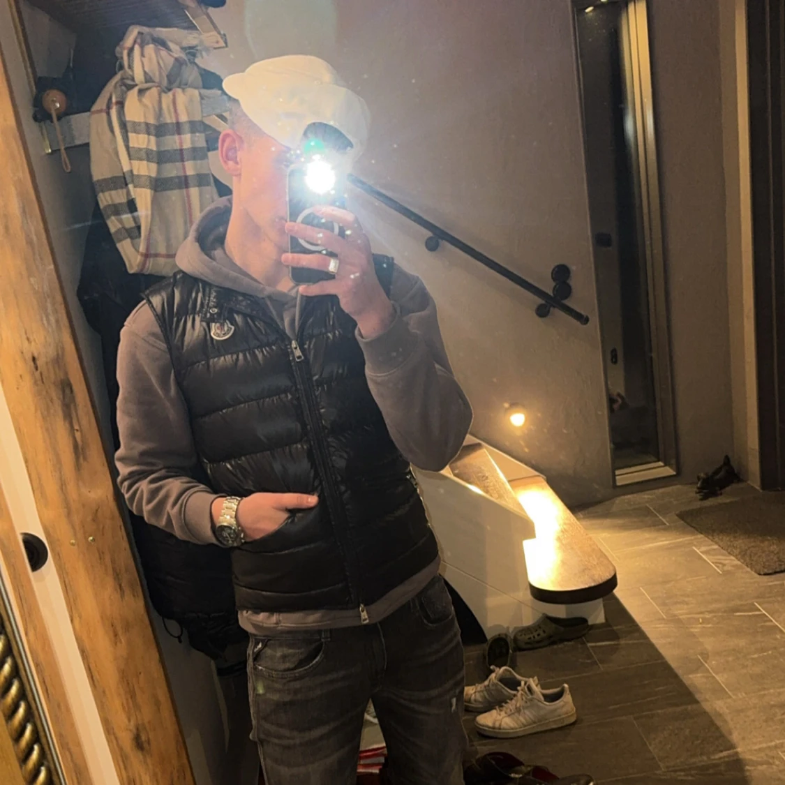 Svart dunväst från Moncler