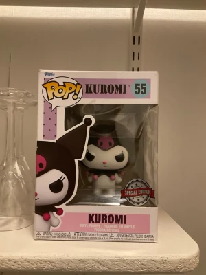 Funko Pop Kuromi Special Edition - Säljer en Funko Pop vinylfigur av Kuromi, nummer 55, Special Edition. Figuren är svart, vit och rosa och kommer i originalförpackning.Perfekt för samlare eller som dekoration. Kuromi är en populär karaktär från Sanrio-universumet.