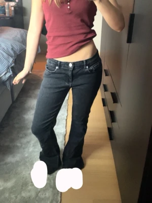 Bootcut jeans  - Jättesnygga bootcut jeans från bikbok i en svart/grå färg. Nypris ligger på ca 600kr. Är i mycket fint skick. Skriv vid funderingar🙏🏻