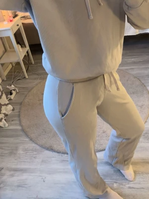 Ljusgrå mjukisset från Recharge - Ljusgrått ribbat mjukis/ tränings set från iciw i super bra skick då de endast använts kanske 2/3 gånger, storlek s passar även xs💕