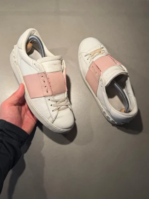 Valentino Skor  - ‼️VI TAR EJ BYTEN‼️ Valentino open sneaker | Skick: 8,5/10 | Storlek 36 fits 37 | Valentino kort ingår | Fraktar inom 24H efter köp på köparens bekostnad 📦💨 | Hör av dig vid minsta fråga eller fundering 💭 