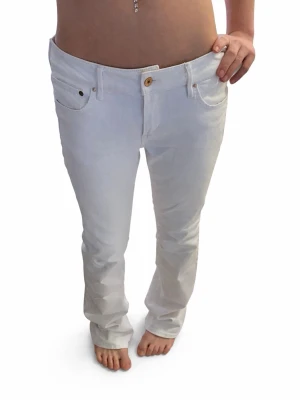 Vita bootcut jeans låg midja - Snygga vita jeans med bootcut passform och låg midja. Klassisk femficksmodell med knapp och dragkedja framtill. Perfekta för dig som vill ha en clean och fräsch look till vardags eller när du vill sticka ut lite extra. Storlek 29/32 men är som en S