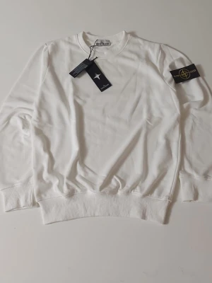  Stone Island hoodie  - Helt ny hoodie. Aldrig använd, i perfekt skick. Storlek: M. Bekväm passform och material av bra kvalitet. Se bilder för detaljer.