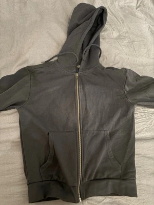 Blå ziphoodie - Köpt från lager157, för 150kr Knappt använd
