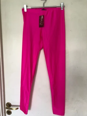 Neonrosa tigths i storlek S/M. - Helt nya neonrosa tights i storlek S/M.