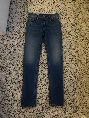 Blå Replay hyperflex - Ett par snygga Replay hyper flex jeans i storlek 16A:166cm. Har några slitningar men enligt mig gör det de bara snyggare o mer unika:) pris kan diskuteras:)