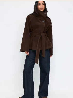 Brun kappa med bälte och knappar - Stilren brun kappa med hög krage, knäppning framtill och matchande bälte i midjan🎀mocka imitation🎀                                                               Den är endast använd en gång så Nästintill helt nytt skick🩷 Säljer då jag känner att den inte riktigt är min stil! Slutsåld på gina tricot!