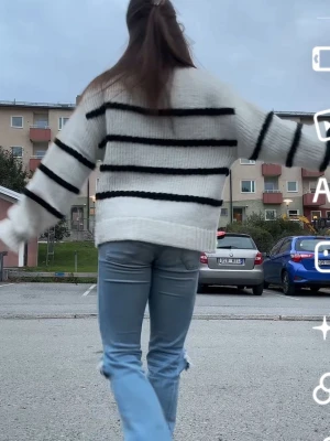 Stickad polo vit med svarta ränder - Stickad tröja från NEW YORKER. Nypris 300. Använd två gånger ☺️