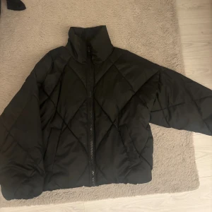 Svart quiltad pufferjacka - Snygg svart pufferjack🖤