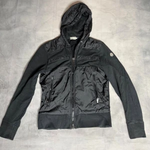 Moncler jacka  - Jacka från Moncler| Självklart Äkta| Nypris= 8 000| storlek L men sitter som S| skick: 8/10|