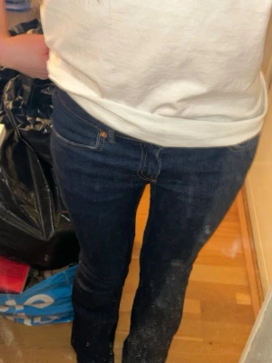 Utsvängda jeans - Mörkblå utsvängda jeans från Lager 157. Lågmidjade i storlek XS, använd fåtal gånger