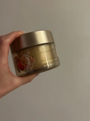 Rituals Intuita whipped body cream limited edition  - En lyxig whipped body cream från Rituals Intuita med doft av sandelträ och vanilj. Perfekt för att återfukta huden och ge en mjuk känsla. Testad endast  