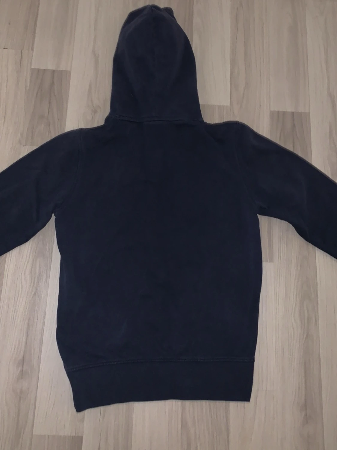 Mörkblå hoodie från GANT - 2