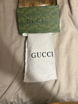 Gucci handväska - Säljer en exklusiv handväska från Gucci. Väskan kommer i original grön Gucci-box och med vit dustbag med svart logga. Perfekt för dig som vill ha något lyxigt och klassiskt från ett av världens mest ikoniska modehus. Priset kan diskuteras och skriv om ni har frågor.🌸