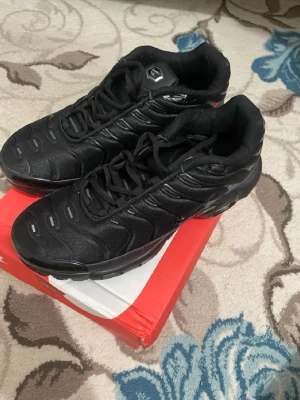 Nike Air Max plus tn  - Snygga svarta Nike Air sneakers med en sportig design och diskreta detaljer. Skorna köptes från JD Sports för 2499 kr och säljs pågrund av att dom är små. Helt nya. Pris kan diskuteras