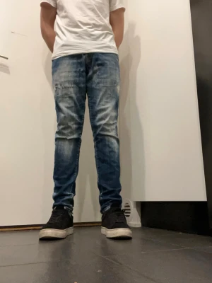 W33 L30 - Säljer nu dessa blå slim/glenn jeans med slitningar från Jack and Jones. Skick: 9/10 storlek : w33 L30 Perfekta för dig som gillar en avslappnad och trendig stil.