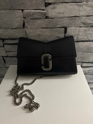 Marc Jacobs handväska  - Säljer denna super snygga Marc Jacobs väska ÄKTA!♥️Väskan har inga defekter och är sparsamt använd. Köpt i maj 2024. Nypris är ca 6000kr men säljer för 3000kr♥️