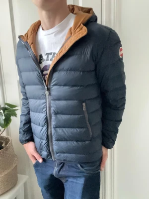 Colmar jacka  - Colmar jacka, inte den tunnaste typen men inte den tjockaste typen av dun jacka. En riktigt snygg jacka i storlek 46 vilket motsvarar ungefär S: inga större defekter, modellen är 180 cm 75 kg! Kom med frågor 🙏
