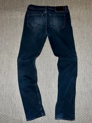 Mörkblå Acne jeans - Snygga acne studios jeans! Storlek W32 L32. Slim fit. Inga defekter. De passar inte mig så kan inte skicka bild på. 