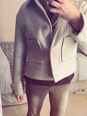 Ljusgrå kavajjacka med stora knappar - Fin ljusgrå kavaj jacka från lager, nästan aldrig använd 💕