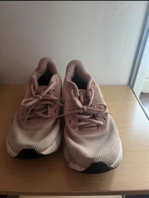 Rosa Nike löpskor - Säljer ett par snygga rosa Nike skor, perfekta för att löpa i eller bara ha som vardags. Inte använda mycket alls och är i super fint skick!