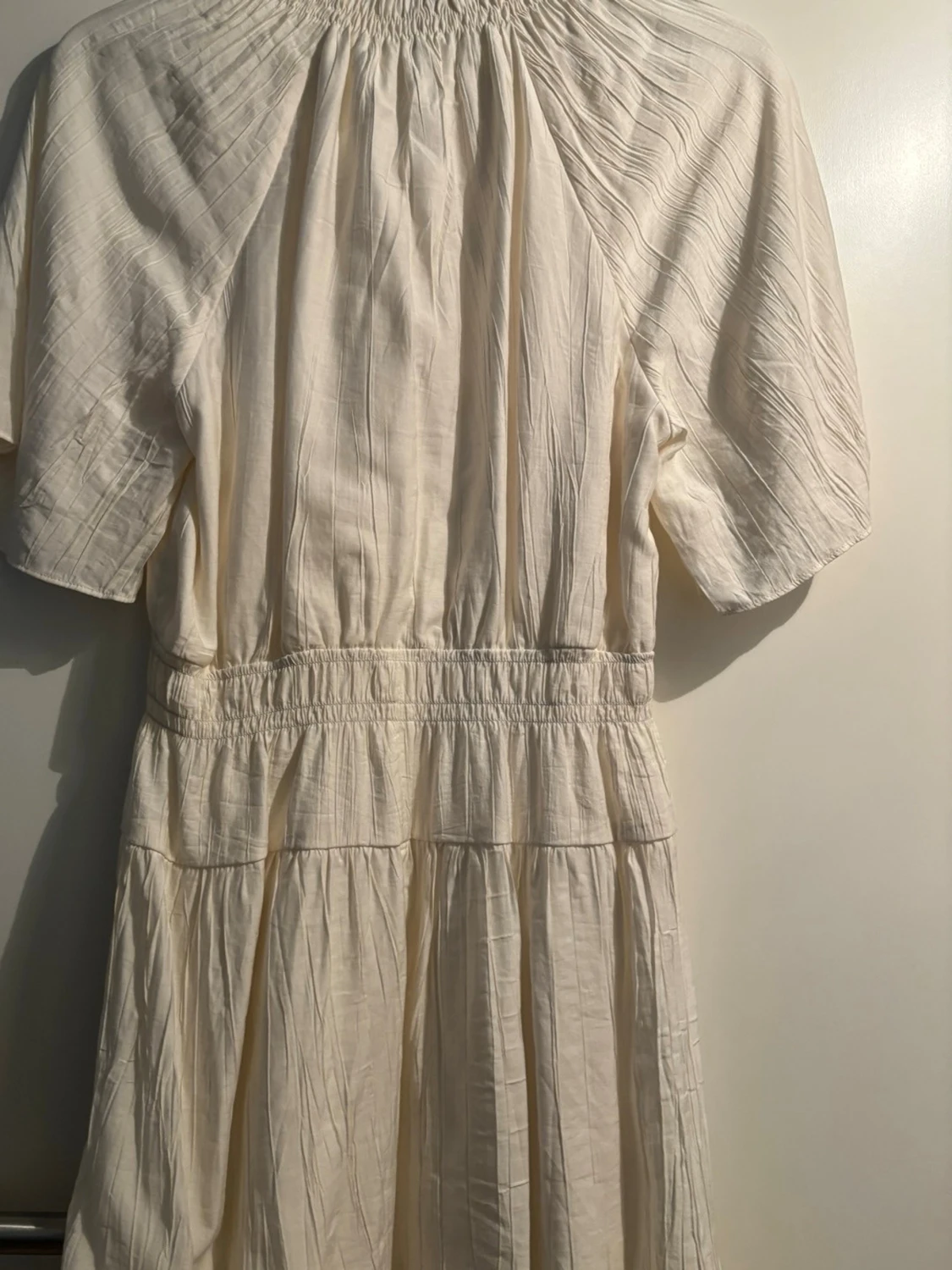 Ljus kortklänning med v-ringning - 1