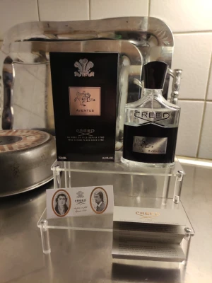 Creed Aventus EdP 100ml - Lyxig parfym från Creed, Aventus EdP, 100ml. Flaskan innehåller 90-95ml, jag använde några gången men den va inte min smak. Frakt samma dag och förpackar ordentligt och säkert. Priset kan diskuteras, skicka prisförslag och vi får se om jag accepterar! 